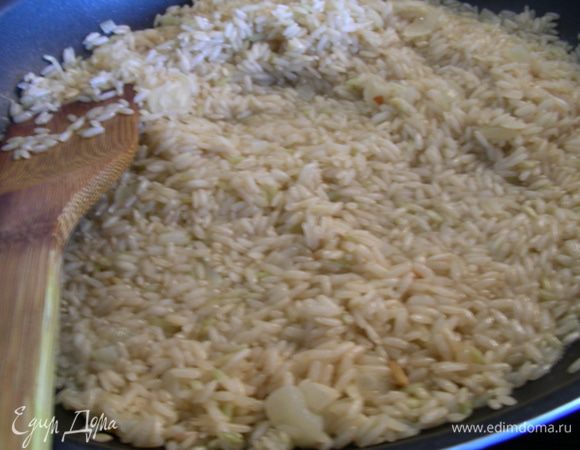 Вливаем вино и даем ему выпариться. Периодически помешиваем. Затем по 1 половнику вливаем бульон, каждый раз даем ему выпариться, только потом вливаем следующий. И так до готовности риса, минут 20. 

