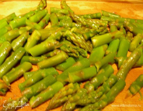 В это время отвариваем спаржу; я ее готовила в пароварке. В конце опускаем ее на пару минут в очень холодную воду, чтобы она сохранила свой цвет. Нарезаем ее кусочками.
