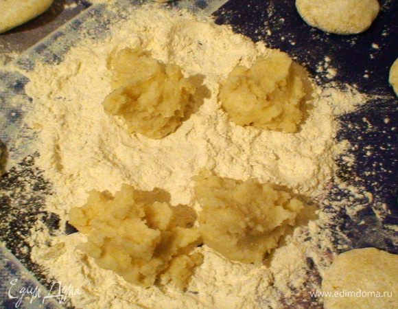 В каструльку наливаем молоко 250гр. и доводим до кипения. Далее добавляем сахар и ванилин и сразу же всыпаем манку. Ставим на медленный огонь постоянно помешивая нашу манку доводя ее до состояния густоты. Манка должна загустеть, чтоб можно было с нее делать шарики. Кагда достигли густоты выключаем огонь и оставляем немного остыть. Далее высыпаем муку на стол и смазав мукой руки берем небольшое количество манки для создания шариков. 