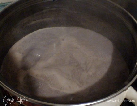 Далее когда наши манники готовы делаем подливку к ним. Оставшее молоко нагреваем в кастрюльке добавляя сах. песок и какао. Довести до кипения и добавить сливочное масло, помешивая добавить 1 ч.л. муки постоянно помешивая чтоб не было комочков. 1 мин прокипятить и выключить.