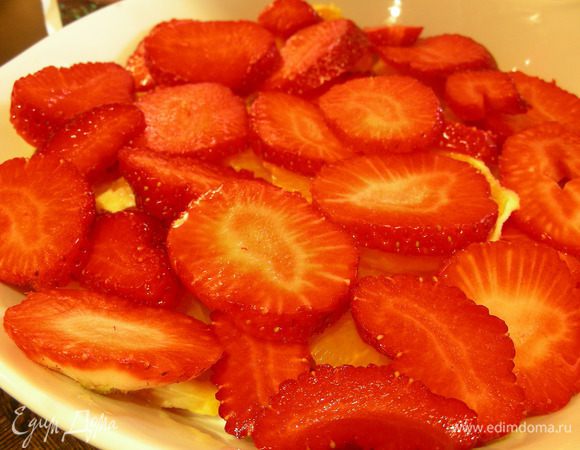 Клубнику тоже режем кружочками и выкладываем сверху.
