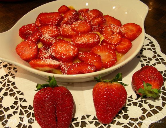 Достаем из холодильника, украшаем по вкусу, наример, листиками мяты, а в моем случае - кокосовой стружкой, и подаем. Приятного аппетита))