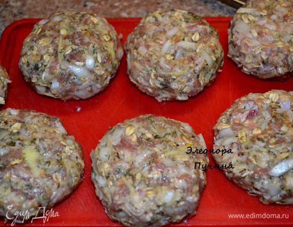 Всё перемешать и дать постоять мин.30,сформировать котлетки,обвалять в муке и обжарить с 2х сторон.

