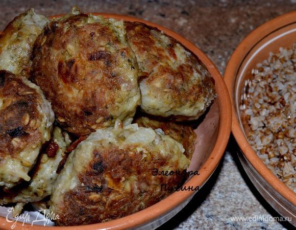 Подать с гречкой.