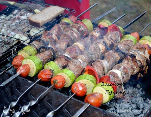 Мясо свинины нарезаем на кусочки,лук кольцами,посыпаем специями для шашлыка,оставляю на 3часа,затем добавляю красного вина на 30мин.
Нарезаем кабачок,перец ,помидоры и на шампура надеваем ...
Готовим угли)
И готовим наш шашлык.
Получается сочным и вкусным...)