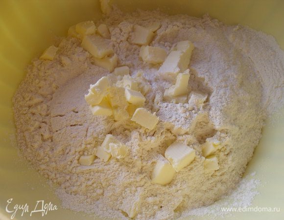 Муку и разрыхлитель просеять. Добавить масло и растереть руками.