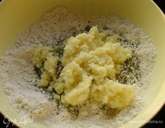 Добавить зелень, соль, отваренный и растолченный картофель. Хорошо перемешать. Кефир добавлять осторожно (мне хватило всего 4 ст.л. кислого молока), - тесто должно быть мягким и не липнуть к рукам. 