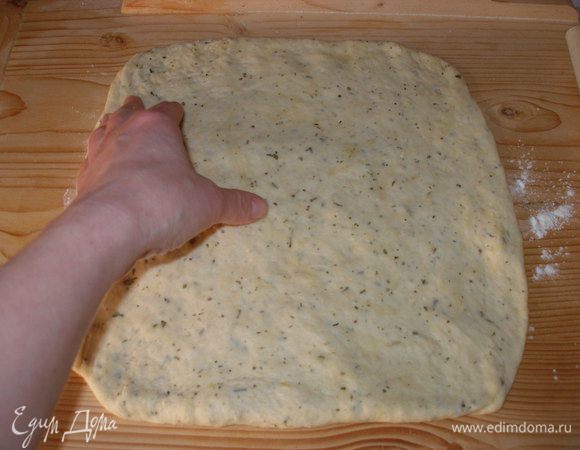 Раскатать тесто (я это сделала слишком тонко, как по мне, - в следующий раз буду меньше раскачивать). Порезать тесто на квадраты.