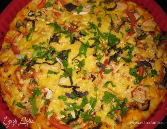 Готовую пиццу посыпаю мелко нарезанной зеленью и молодым чесноком.

 ПРИЯТНОГО АППЕТИТА!!!!