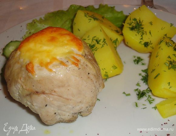 Сыр натереть на тёрке и  смешать с майонезом, положить поверх полученной котлеты. Завернуть в фольгу и запекать в духовке около 45 минут.