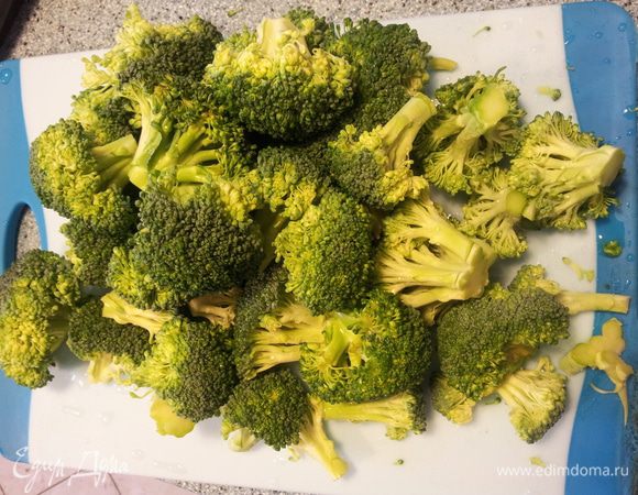 В большой кастрюле вскипятить  воду.   Посолить. Брокколи порезать и кинуть в воду. Варить под крышкой 5 минут. Тем временем порезать козий сыр и приготовить грецкие орехи.