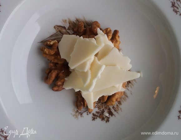 Брокколи положить в блендер и добавить воды в которой варились брокколи. До нужной Вами консистенции. Смотрите сами.  Измельчить брокколи, посолить и еще раз раз измельчить. 
В тарелку кладем несколько грецких орешков и сверху сыр и заливаем все супом пюре из брокколи. Приятного аппетита)