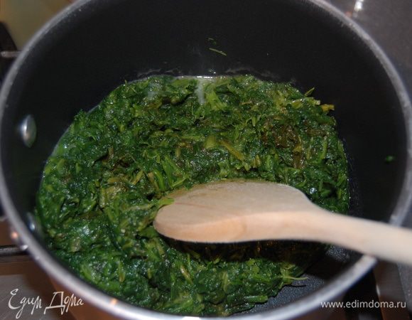 Шпинат замороженный,залейте на 2 мин.горячей водой,откиньте на дуршлаг.Слегка отожмите и обжарьте на сливочном масле,посолите. 