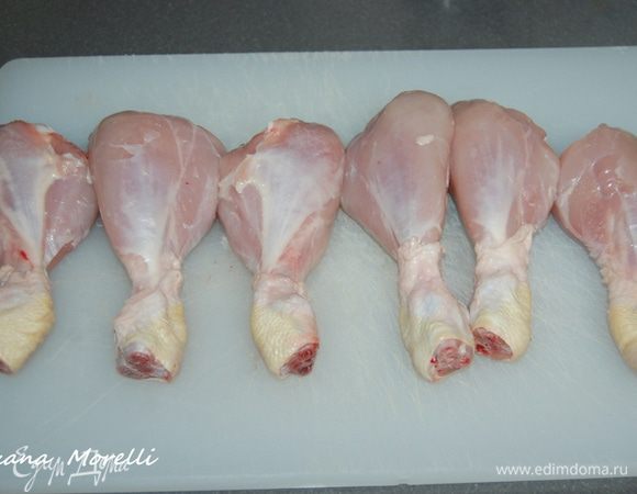 Снять с окорочков шкурку. 