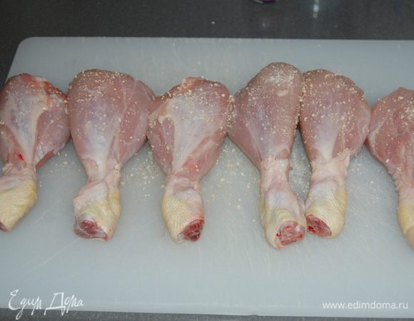 Смешать растительное масло с чесноком,посолить и смазать окорочка.Оставить на 30 минут. 