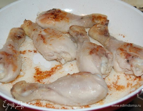 Окорочка обжарьте до золотистой корочки на сковороде,а затем запечь в духовке 20 минут при тем.180 градусов. 