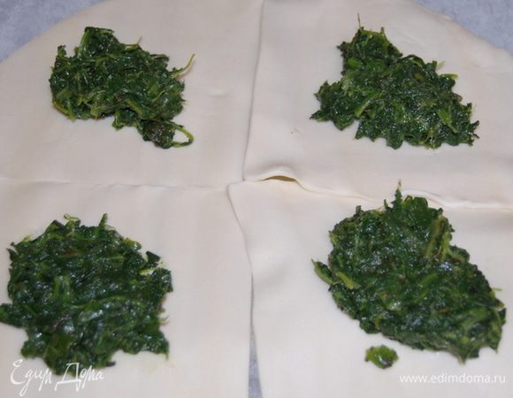 Тесто нарезать на 6 квадратов.На середину квадрата положить шпинат. 