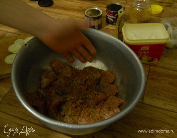 Режем мясо на прямоугольные кусочки  60-70гр. Лук колечками. Берём мясо и обваливаем в специях 3-5 минут    (вымешиваем), НЕ СОЛИТЬ.