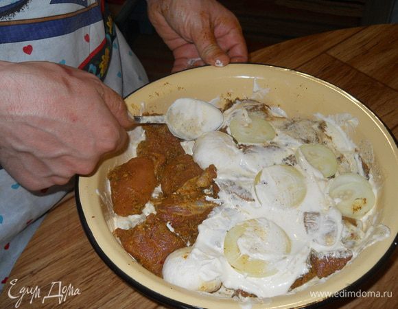 Даём мясу немного постоять и нежно смазываем горчицей. Укладываем в посуду в перемешку с грибами и луком (слоями) хорошо смазав каждый слой майонезом. Оставляем в холодильнике на ночь.