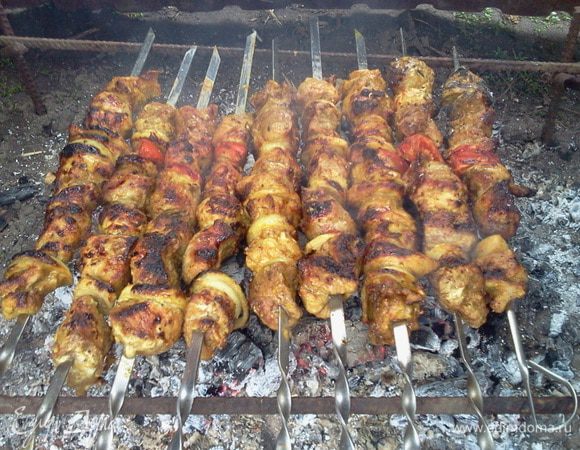 Нанизываем мясо на шомпур поочерёдно с луком, пмидором, грибочком и ложим запекаться, часто вращая и не отходя от костра. Мясо получаеться хорошо пропеченное и очень сочное. Если нужно, то соль по вкусу на готовое или почти готовое мясо. 
Приятного аппетита!!!