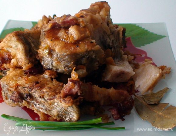 Рыбу размораживаем очищаем, моем, солим. Лук и морковь мелко нарезаем и обжариваем на растительном масле. Немного прожарив нарезаем сало полосками тоненькими и кладем в зажарку. Выкладываем на тарелку. Далее обваливаем в муке рыбу и обжариваем на среднем огне с двух сторон. 
Далее берем жаропрочную кастрюлю и сначала выкладаем тонким слоем зажарку потом выкладываем в один слой рыбку, потом снова слой зажарки и рыбку. Когда все выложили ставим в разогретую духовку на 20 мин. Рыбка готова! Приятного аппетита!  