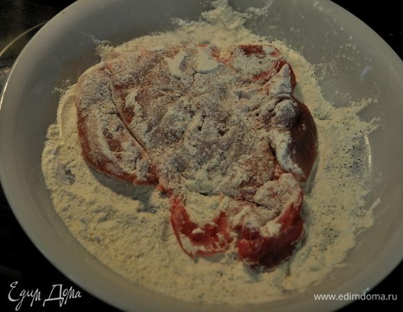 Порезанное филе или отбивные с 2х сторон обвалять.