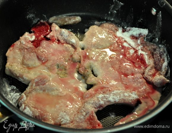 Разогреть непригораемую сковороду, добавить 1 стол.л олив.масло. Обжаривать свинину каждую сторону по 2мин.,если у вас не филейка,то дольше.Обжаренные куски выложить на тарелку.И прикрыть фольгой.