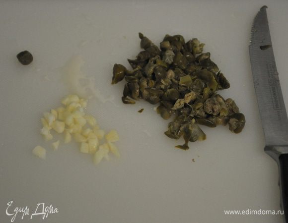 Порежем мелко каперсы и чеснок.