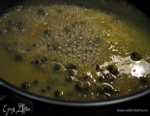 Добавим на сковороду чеснок и готовим примерно 1мин.Добавить каперсы затем апельсин.сок и лимон.сок.Доведем до кипения. Помешаем и готовим еще 2-3мин.Посолить и поперчить.