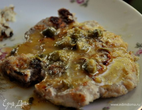 Подаем соус поверх свинины с гарниром.