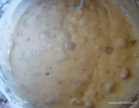 Орехи измельчить,но не очень мелко,так чтобы чувствовались кусочки в готовых кексах.Муку просеять.Смешать с мукой разрыхлитель,пудру,сметану,яйца,перемешать.Затем добавить орехи и перемешать.Выпекать при 200 градусах 20-25 минут до золотистого цвета. 