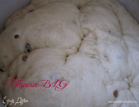 Когда тесто подошло, его нужно опустить. Так повторить 3-4 раза.