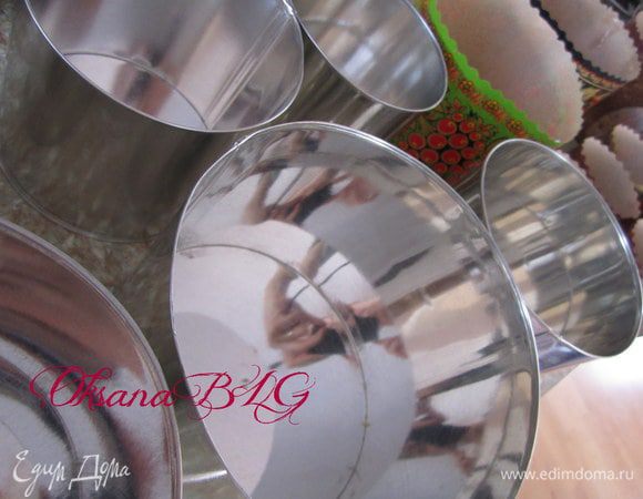 Приготовить формы для куличиков. Смазать растительным маслом, на дно положить пергаментную бумагу.
Духовку разогреть до 180 градусов.