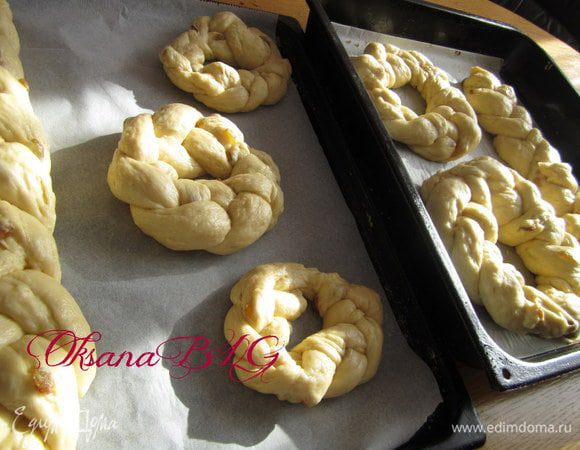 Смазать желтком и выпекать 25-30 минут.