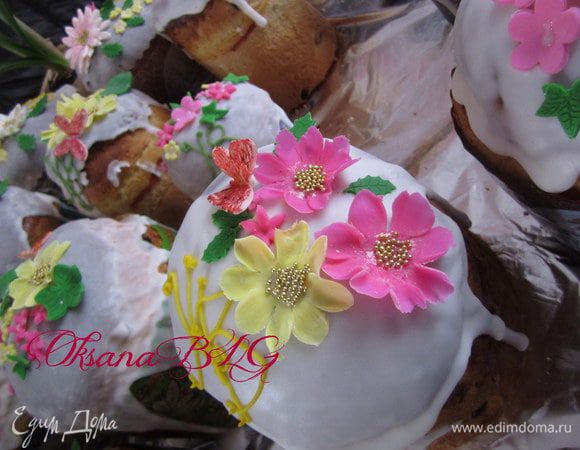 Готовые куличи украсить белковой глазурью (на 1 белок 250-300 гр. сахарной пудры). 