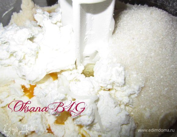 Добавить творог, желтки, сахар, соль, разрыхлитель.