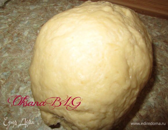 Замесить тесто. если тесто сильно плотное, можно добавить 1 ст.л. сметаны.