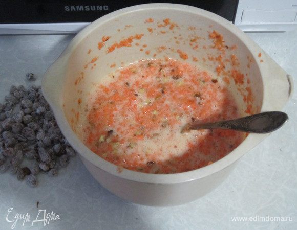 Взбить в крутую пену яичные белки и ввести в тесто.Добавить муку.Аккуратно перемешать.