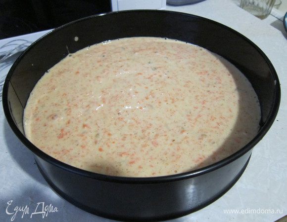 Форму для выпечки (у меня круглая Ф24 см )смазать маслом,вылить тесто и выпекать в разогретой до 180 градусов духовке в течение 40 минут.