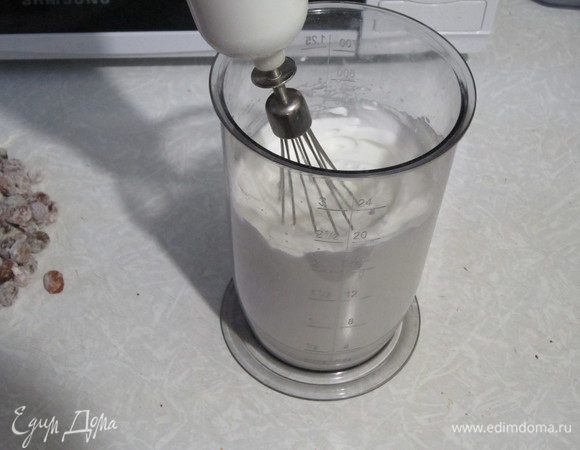 Для крема взбить охлажденные сливки ,постепенно всыпая сахарную пудру.