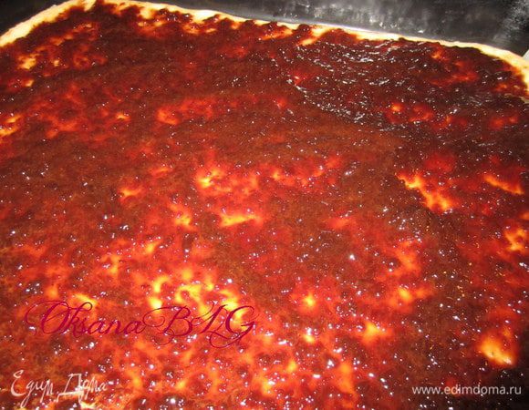 Выложить джем или густое варенье.