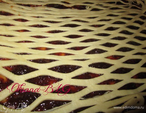 Накрыть полосками. Полоски смазать желтком, можно немного притрусить сахаром.