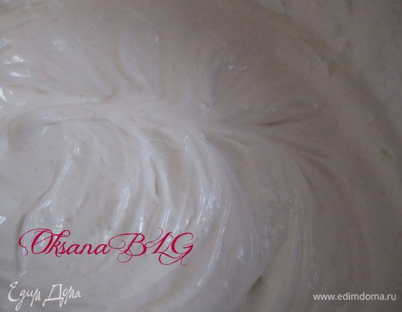 Взбить белки со щепоткой соли. Добавить 1 ст.л. сахара, взбивать до устойчивых пиков.