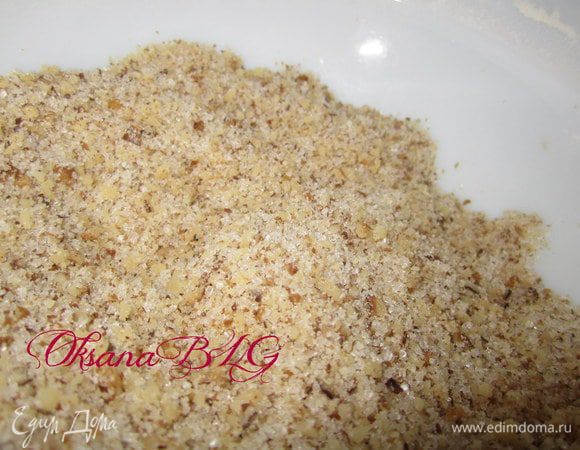 Орехи измельчить и смешать с 1 ст.л. сахара.