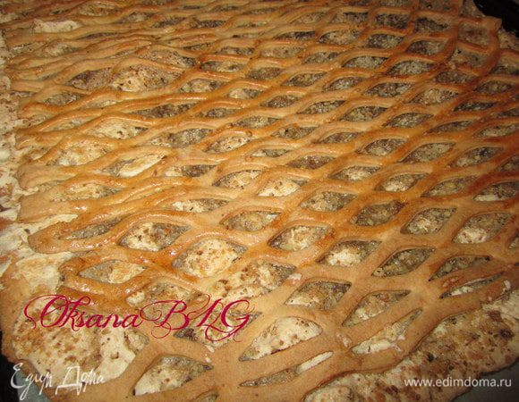 Тесто смазать желтком, выпекать 20-25 минут при температуре 180 гр., затем уменьшить до 100 и оставить подсушиваться в приоткрытой духовке 15-20 минут.