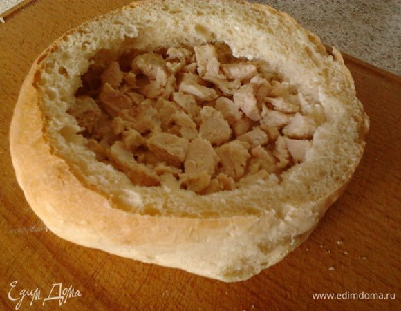смазать дно хлебушка сметанкой и положить готовое куриное филе нарезанное кубиками