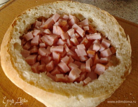 следующий слой у нас будет ветчина,тоже порезанная кубиками