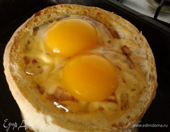 после чего мы аккуратно разбиваем сверху сыра 2 яйца и опять отправляем в духовку.Запекаем так как вам нравиться,чтобы яйца были схвачены или всмятку.Приятного всем аппетита!