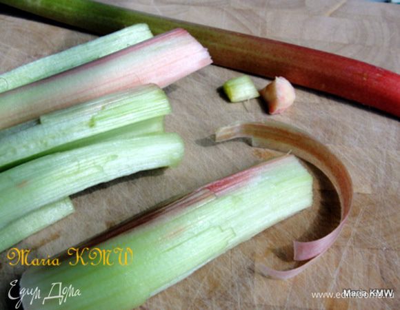 Помыть и почистить ревень с клубникой, порезать на кусочки.