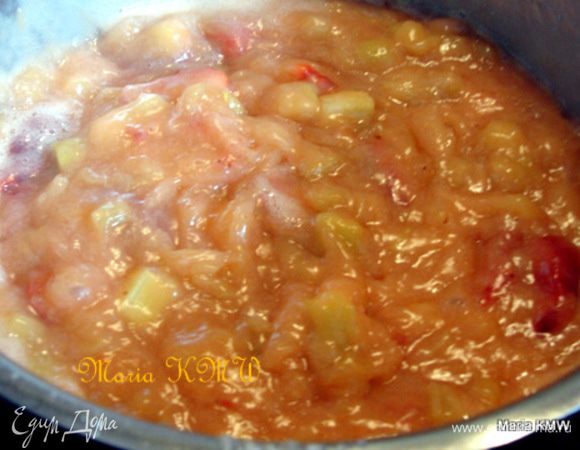 Смешать венчиком желток, яблочный сок и крахмал. Соединить с кипящей клубнично-ревеневой массой, тщательно вымешать венчиком, дать массе очередной раз закипеть.